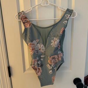 Lucky Leo small high cut leg